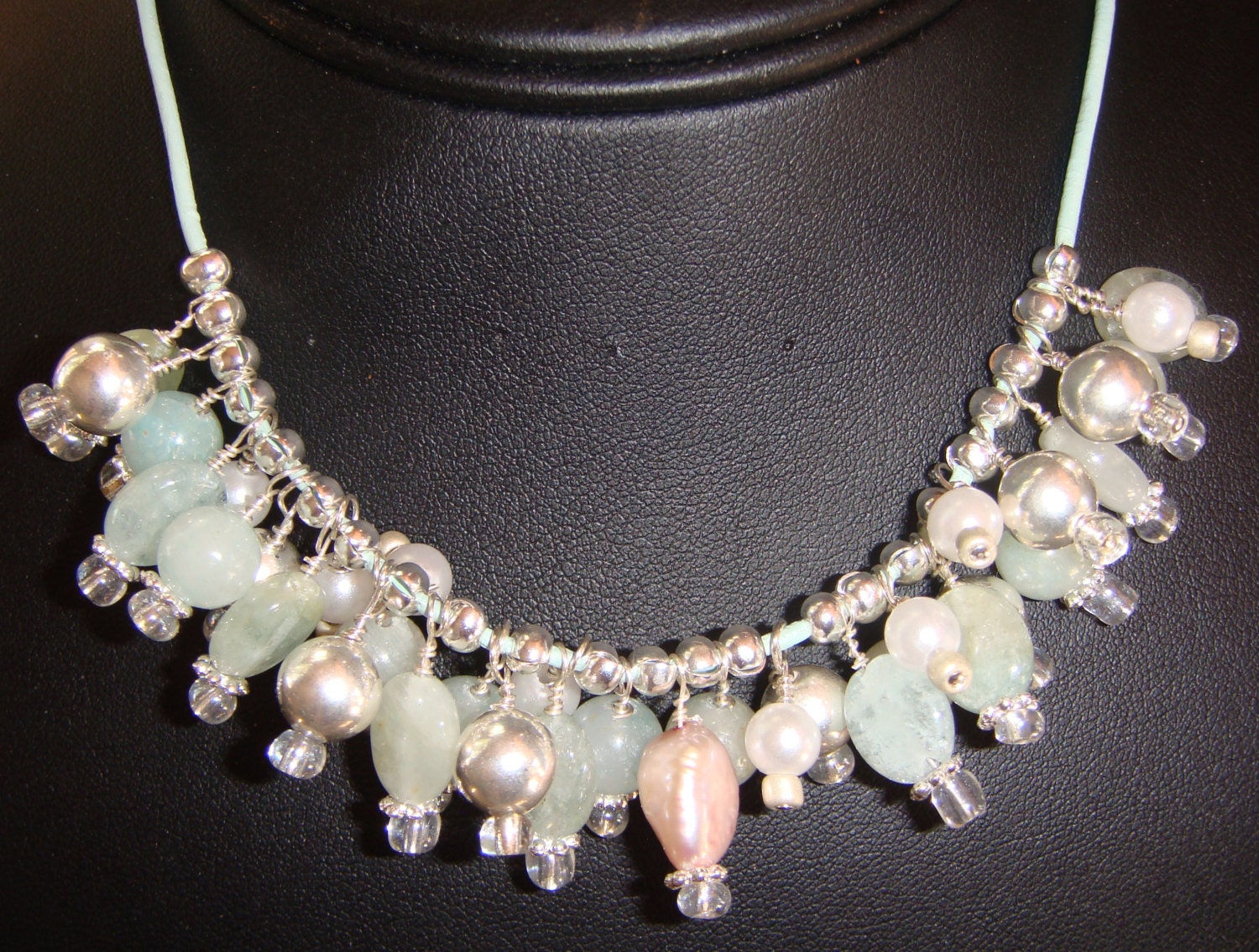 Peridot, Silber Und Perlen Charme Blase Halskette Auf Seafoam Grün Leder Peridot, Silber Und Perlen Charme Blase Halskette Auf Seafoam Grün Leder von JupiterMoonDesigns