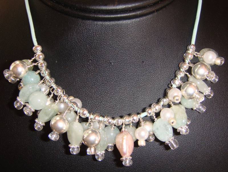 Peridot, Silber Und Perlen Charme Blase Halskette Auf Seafoam Grün Leder Peridot, Silber Und Perlen Charme Blase Halskette Auf Seafoam Grün Leder von JupiterMoonDesigns