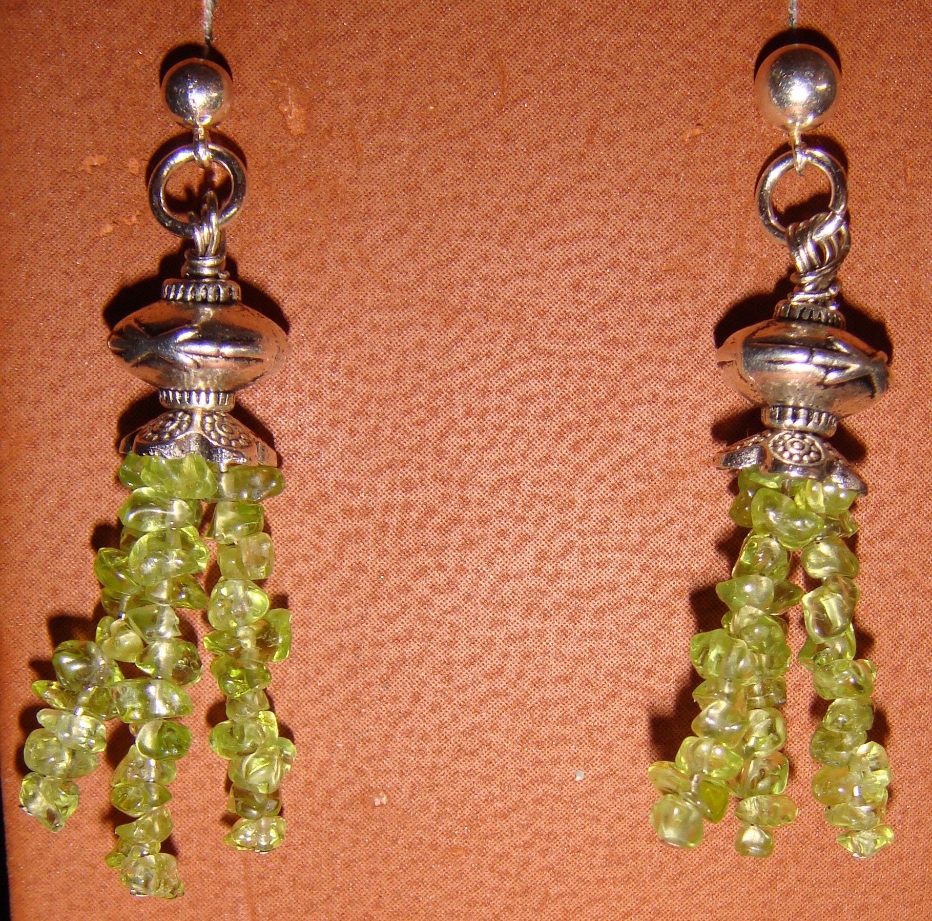Peridot Und Silver Pewter Pierced Ohrringe von JupiterMoonDesigns