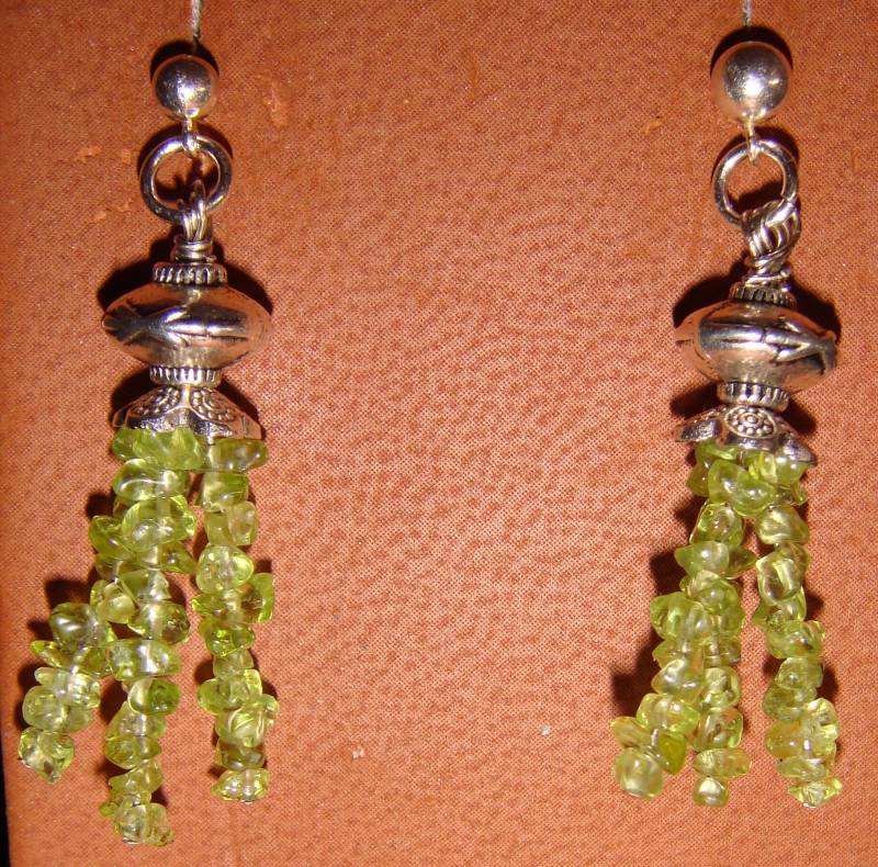 Peridot Und Silver Pewter Pierced Ohrringe von JupiterMoonDesigns