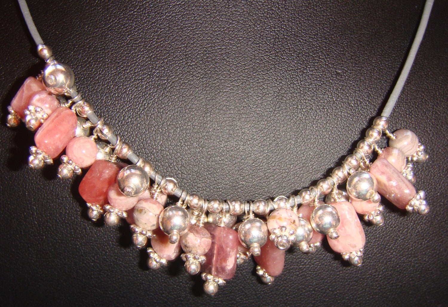 Rhodochrosit Und Silber Blase/Charm Halskette Auf Leder Rhodochrosit Und Silber Blase/Charm Halskette Auf Leder von JupiterMoonDesigns