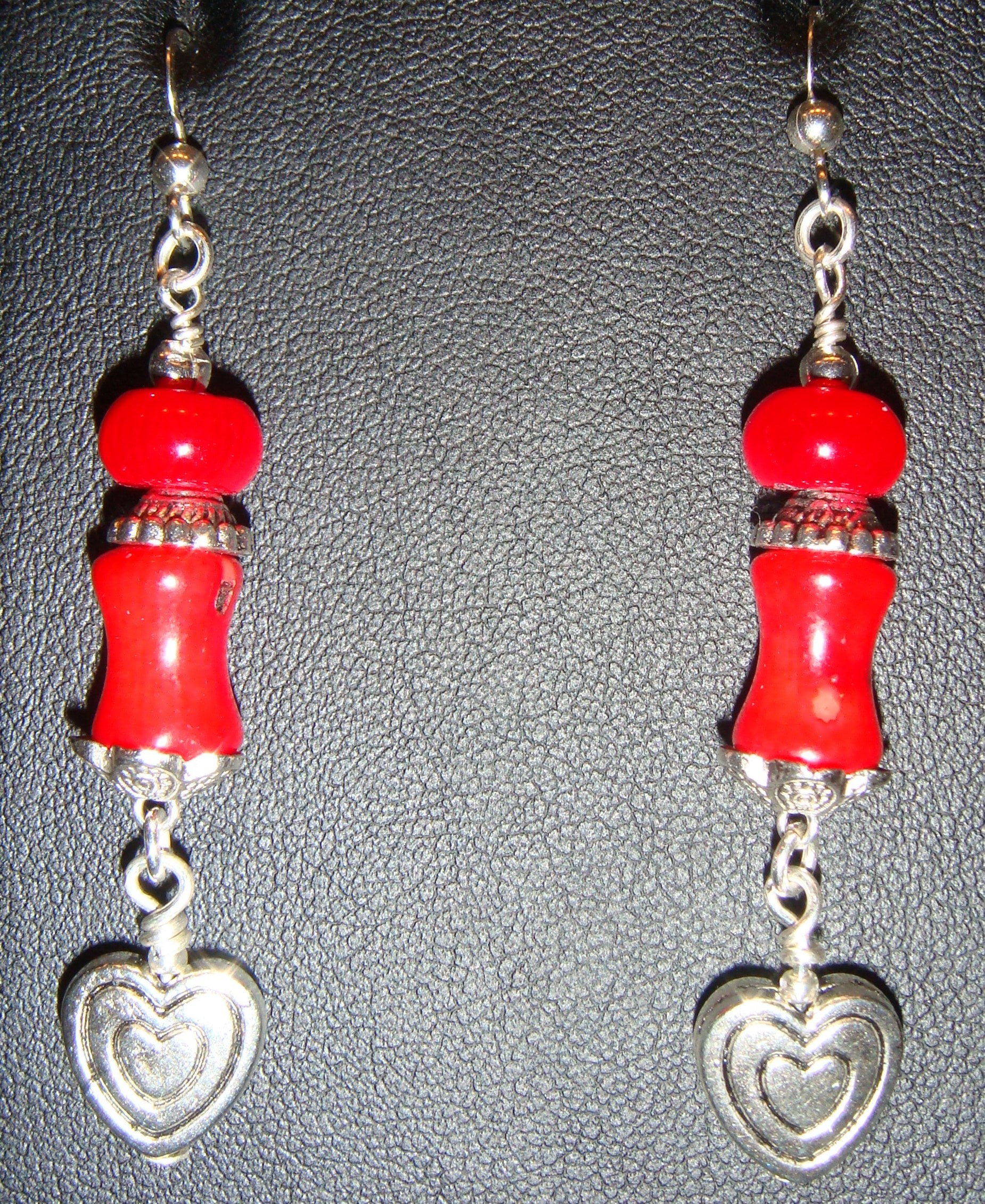 Rote Korallen Und Pewter Silber Durchbohrten Ohrringe Mit Dangle Herzen Rote Korallen Und Pewter Silber Durchbohrten Ohrringe Mit Dangle Herzen von JupiterMoonDesigns