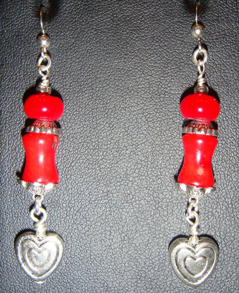 Rote Korallen Und Pewter Silber Durchbohrten Ohrringe Mit Dangle Herzen Rote Korallen Und Pewter Silber Durchbohrten Ohrringe Mit Dangle Herzen von JupiterMoonDesigns