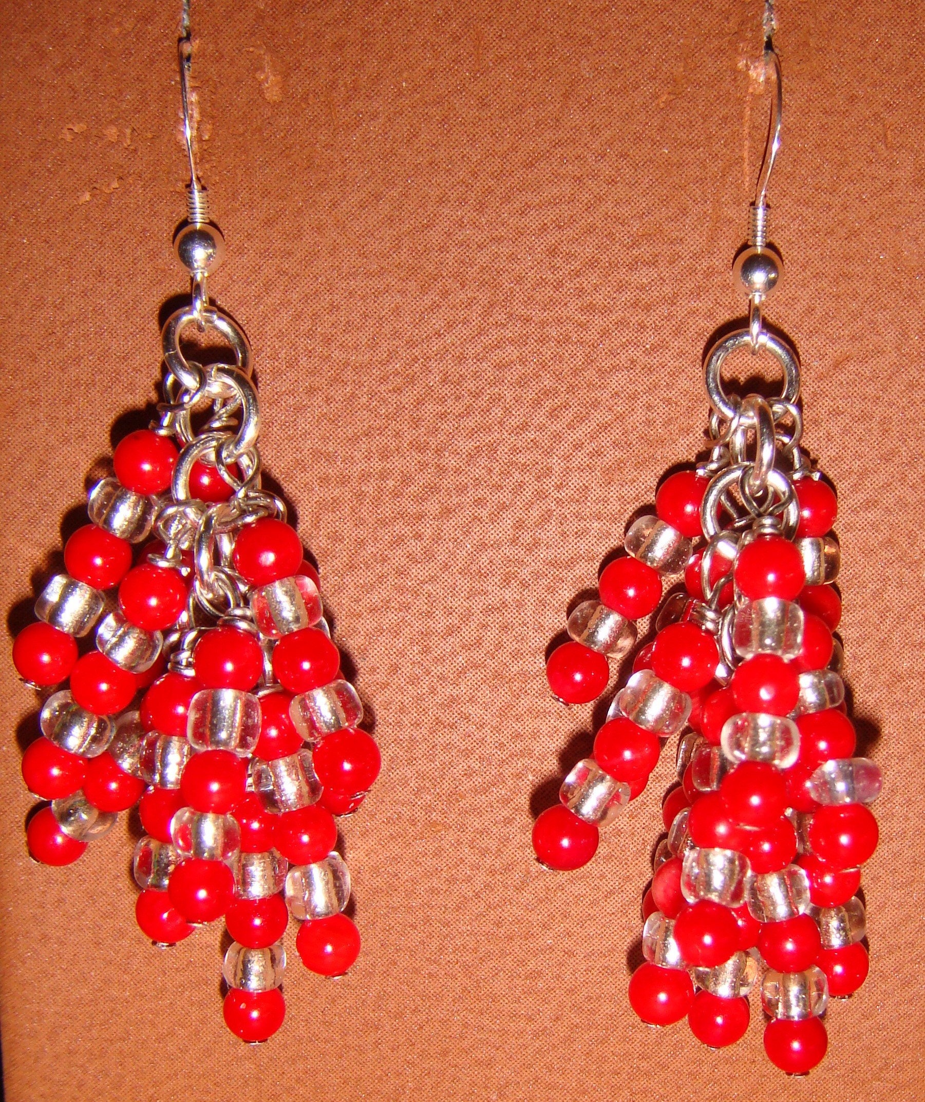 Roter Korallen-Und Saatgut-Wasserfall Durchbohrt Ohrringe Auf Sterling Silver Ear Wires Roter Korallen-Und Saatgut-Wasserfall Durchbohrt Ohrringe Auf Sterling Silver Ear Wires von JupiterMoonDesigns