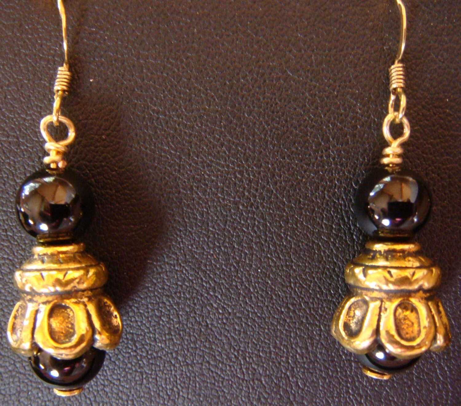 Schwarze Jade Und Gold Vermeil Durchbohrt Ohrringe Schwarze Jade Und Gold Vermeil Durchbohrt Ohrringe von JupiterMoonDesigns
