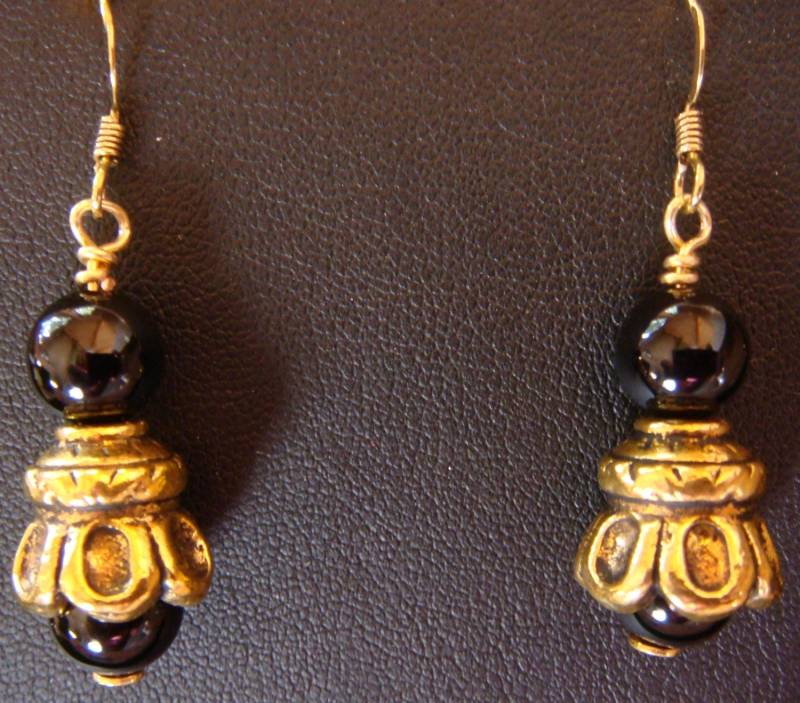 Schwarze Jade Und Gold Vermeil Durchbohrt Ohrringe von JupiterMoonDesigns
