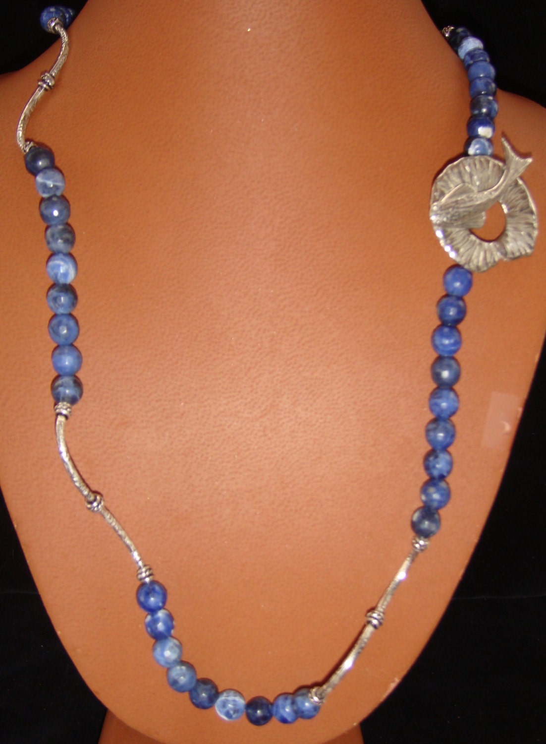 Sodalit Und Zinn Halskette Mit Fisch Knebel Verschluss Sodalit Und Zinn Halskette Mit Fisch Knebel Verschluss von JupiterMoonDesigns