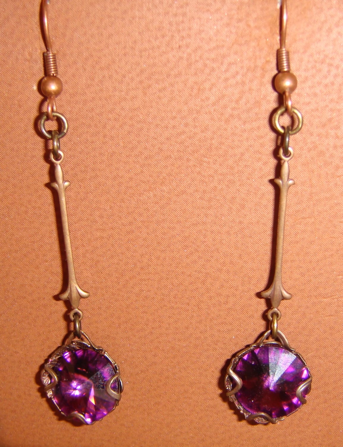 Swarovski Kristall Amethyst Farbe Und Natürliche Messing Durchbohrt Ohrringe Swarovski Kristall Amethyst Farbe Und Natürliche Messing Durchbohrt Ohrringe von JupiterMoonDesigns
