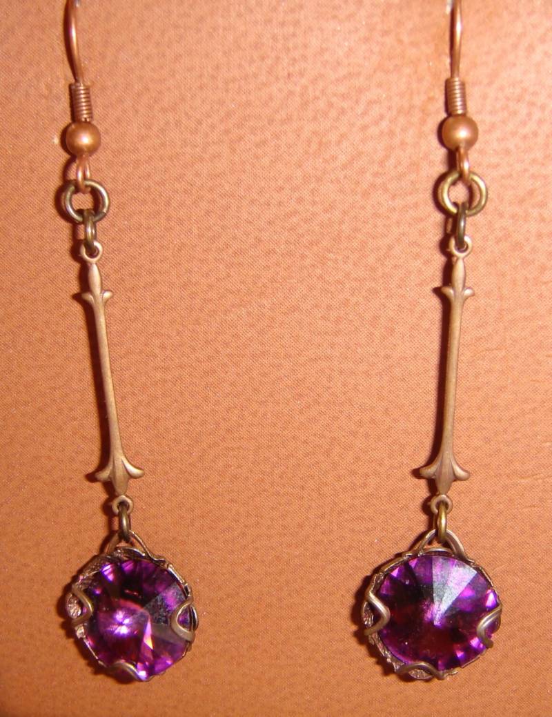 Swarovski Kristall Amethyst Farbe Und Natürliche Messing Durchbohrt Ohrringe Swarovski Kristall Amethyst Farbe Und Natürliche Messing Durchbohrt Ohrringe von JupiterMoonDesigns