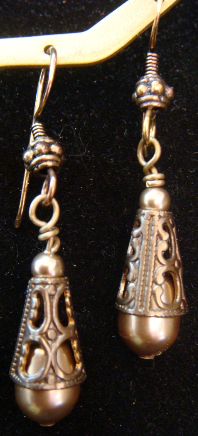Swarovskiperlen in Natürlichen Messing Filigran Zapfen Ohrstecker Set Swarovskiperlen in Natürlichen Messing Filigran Zapfen Ohrstecker Set von JupiterMoonDesigns