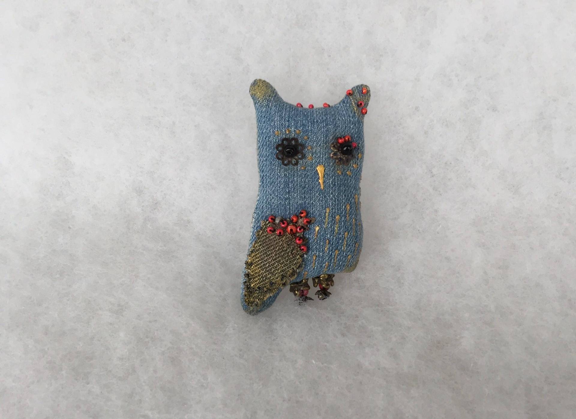 Denim Eule Brosche Mit Roten Glasperlen Jeans Blau Vogel Sommer Geschenk Denim Eule Brosche Mit Roten Glasperlen Jeans Blau Vogel Sommer Geschenk von JurateDD