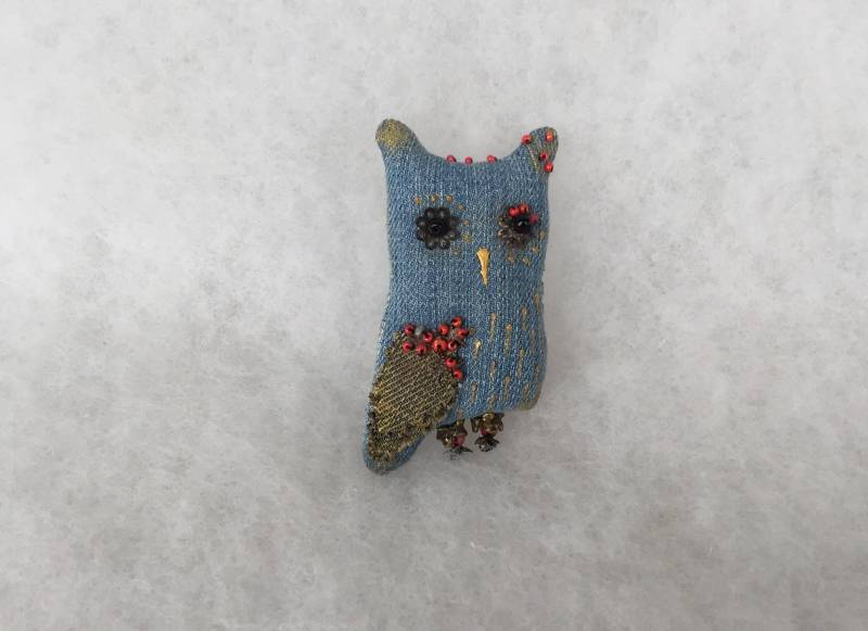 Denim Eule Brosche Mit Roten Glasperlen Jeans Blau Vogel Sommer Geschenk von JurateDD