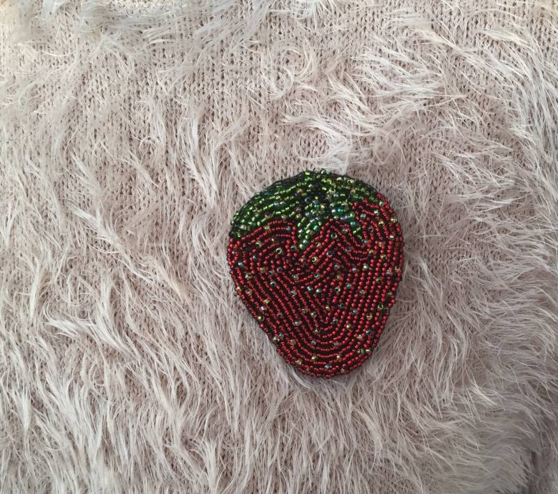 Erdbeere Brosche, Perlen Sommerbrosche von JurateDD