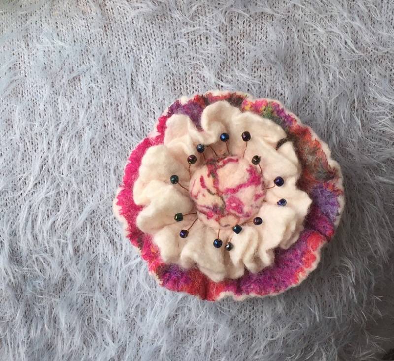 Filz Blumenbrosche Für Frauen, Handgemachte Gefilzte Accessoires von JurateDD