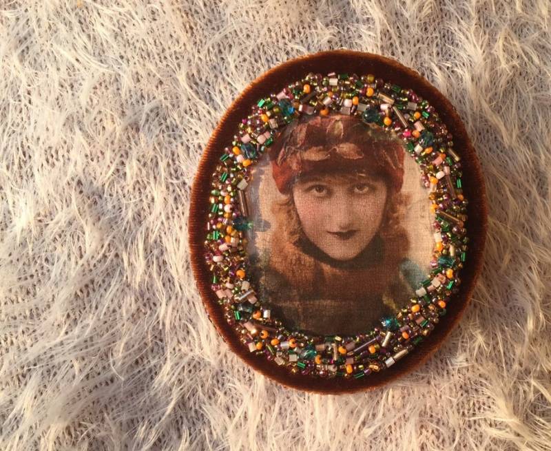 Handgemachte Vintage-stil-Seiten-Brosche Mit Perlen von JurateDD