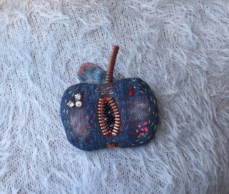Jeans Apfel Schmuck Brosche von JurateDD
