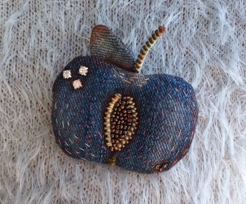 Jeans Apfel Schmuck Brosche von JurateDD