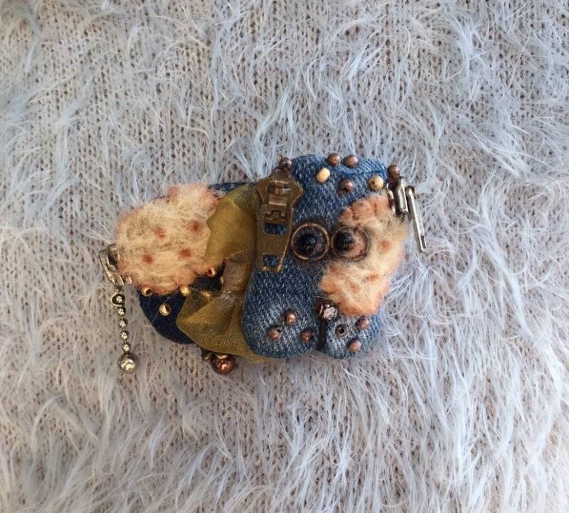 Jeans Hund Brosche, Tiere Brosche von JurateDD