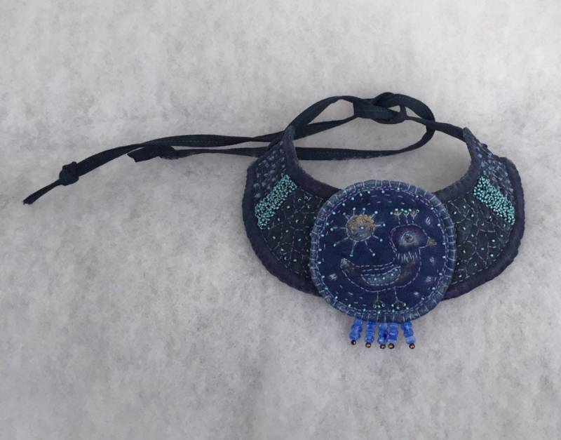 Textile Design Blau Handgemachter Schmuck Folk-Halskette von JurateDD