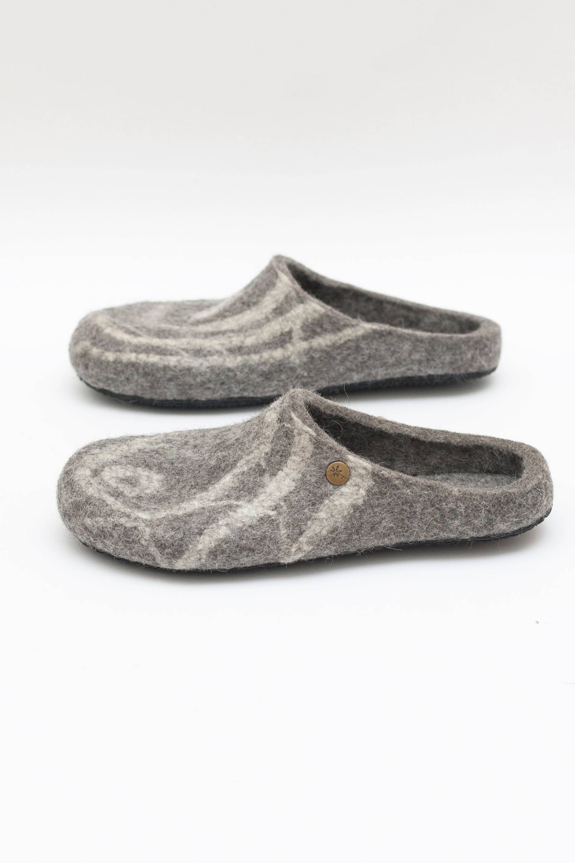 Filz Männer Hausschuhe, Hausschuhe Mit Steinmuster, Gefilzte Boho Neues Zuhause Geschenk Filz Männer Hausschuhe, Hausschuhe Mit Steinmuster, Gefilzte Boho Neues Zuhause Geschenk von JurgaFeltLife