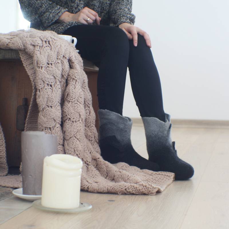 Gefilzte Booties - Schwarz Graue Ombré Stiefel Für Frauen Warme Und Bequeme Schuhe Den Winter von JurgaFeltLife