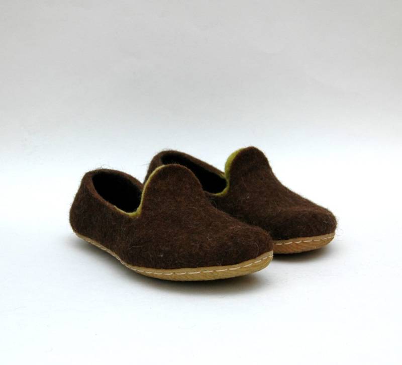 Gefilzte Damen-Schuhe Braun Grün - Handgemachte Braune Faulenzer von JurgaFeltLife