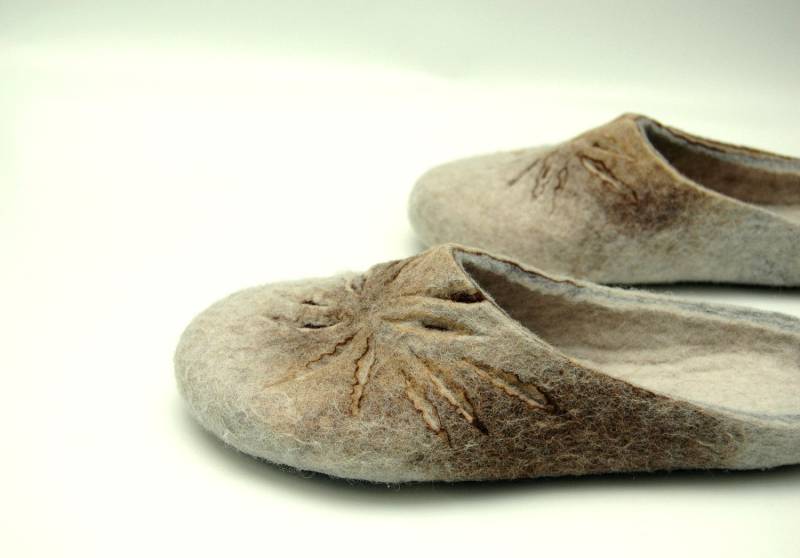 Gefilzte Hausschuhe Für Frauen - Gekochte Wolle Mit Gummi- Oder Latexsohlen von JurgaFeltLife
