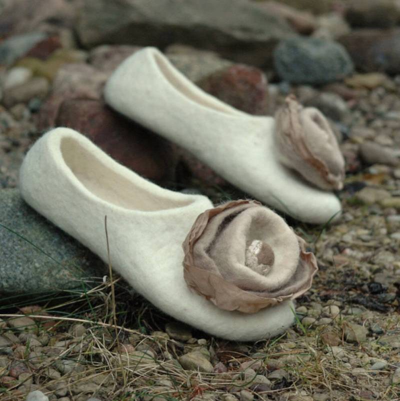 Gefilzte Hausschuhe Für Frauen - Weiße Filzschuhe Braut von JurgaFeltLife