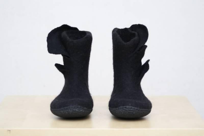 Gefilzte Schwarze Schühchen - Barfußschuhe Aus Wolle von JurgaFeltLife