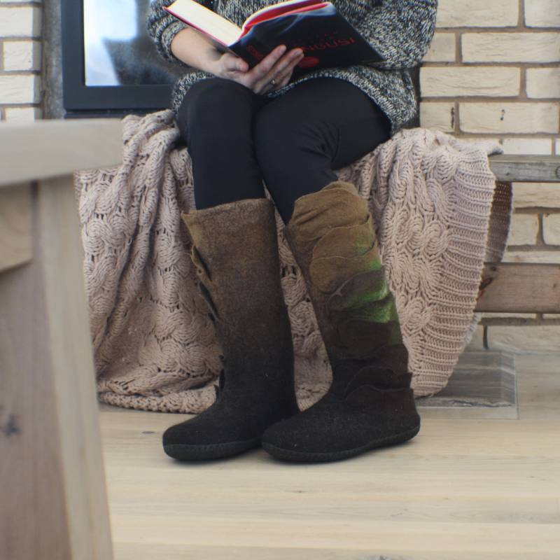 Gefilzte Stiefel Für Frauen - Kniehoch in Braun- Und Grüntönen von JurgaFeltLife