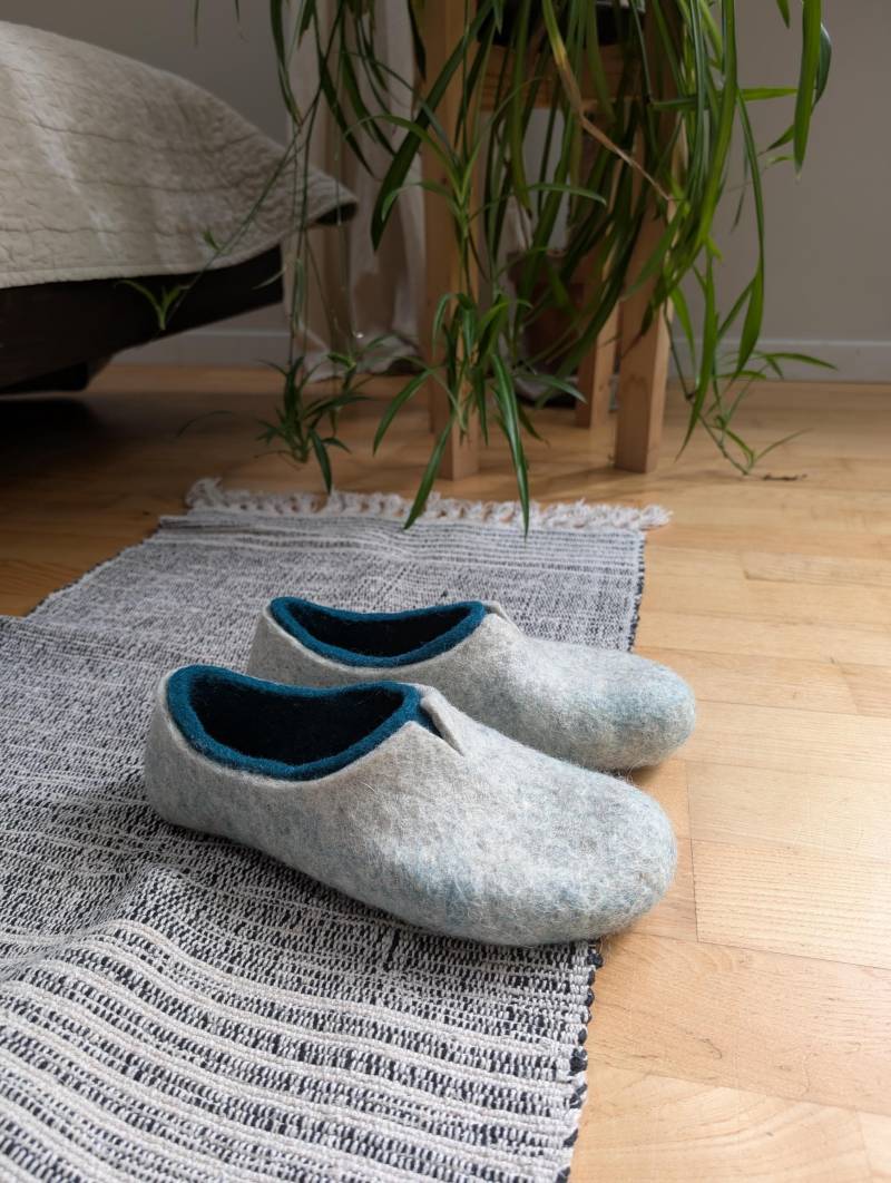 Handgemachte Gefilzte Hausschuhe Für Frauen - Gemütliche, Türkisgrüne Und Graue Aus Natürlicher Wolle von JurgaFeltLife