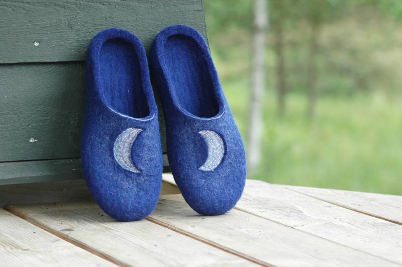 Mondphase Gefilzte Hausschuhe - Marineblaue Für Frauen von JurgaFeltLife