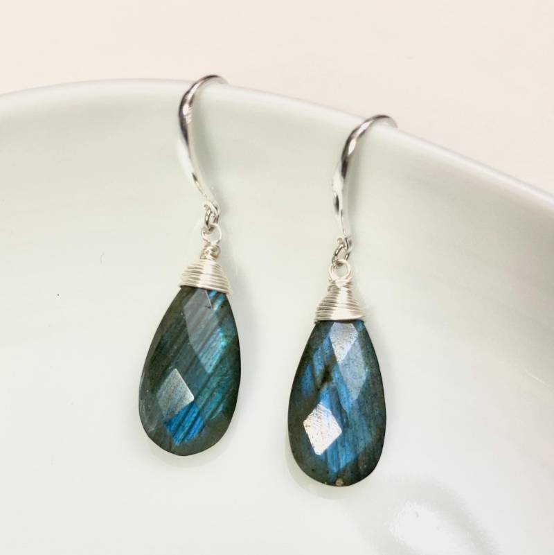 Hochwertige Labradorit 925 Silber Ohrringe, Facettierte Labradorit Briolettes in Birnenform, Geschliffen Edelstein Ohrringe von Jusselia