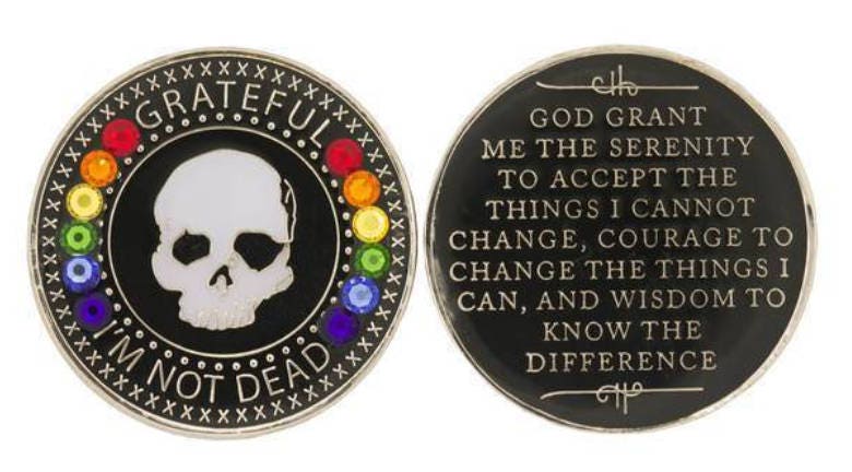 Dankbar Bin Ich Nicht Tot Medaillon Mit Weißen Und Regenbogen Swarovski-Kristallen Dankbar Bin Ich Nicht Tot Medaillon Mit Weißen Und Regenbogen Swarovski-Kristallen von Just4TodayClothing