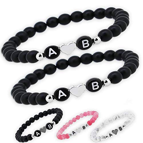 2x Personalisierte Pärchen Namensarmbänder Herz | Partnerarmband couple Edelsteine Onyx, Howlite Cherry quartz 6mm | Perlenarmband individueller Buchstaben Armband A-Z Freundschaftsarmband (PBLVAR4N) von MY LUXERY