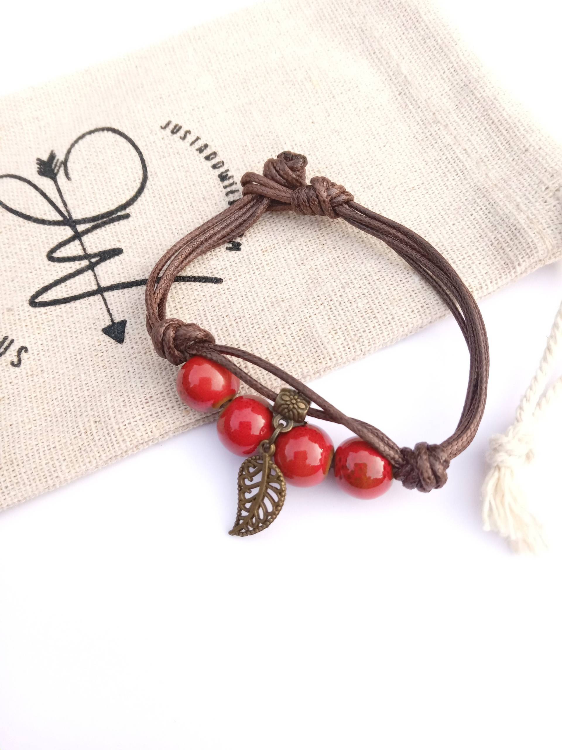 Handgemachte Boho Vintage Perlen Und Blatt Armband | Beerenrot Verstellbar Handgemachte Boho Vintage Perlen Und Blatt Armband | Beerenrot Verstellbar von JustAddWild