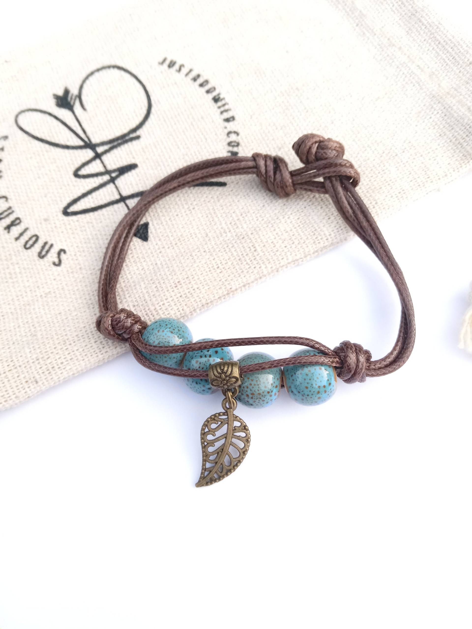 Handgemachtes Keramik Perlen Leder Armband Mit Blatt Anhänger | Verstellbare Länge Natürliche Accessoires von JustAddWild