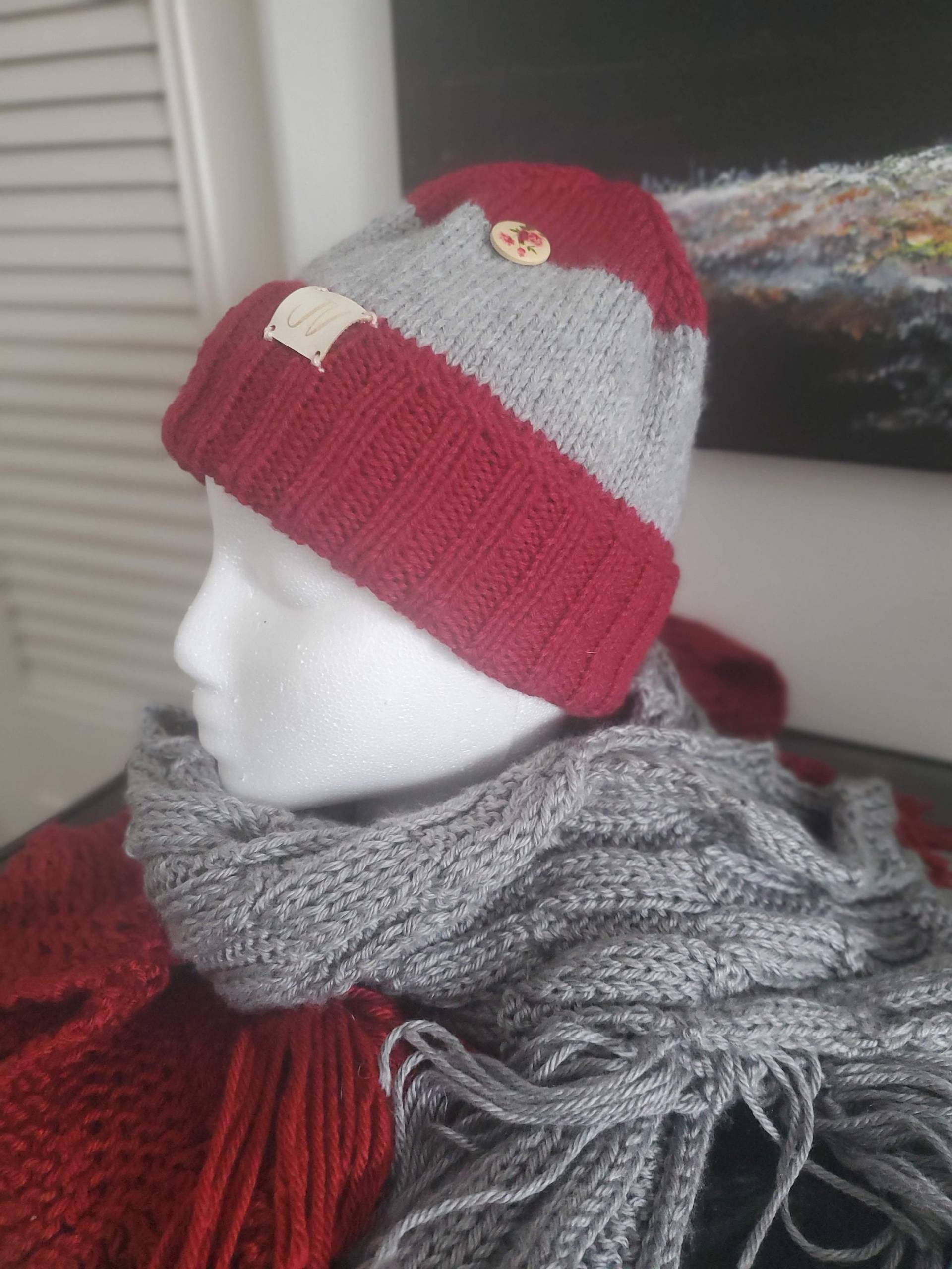 Damen Wintermütze. Rot Und Grau. Ich Habe Dies Mit Meinem Eigenen Design Hand Gestrickt Damen Wintermütze. Rot Und Grau. Ich Habe Dies Mit Meinem Eigenen Design Hand Gestrickt von JustAskJackie