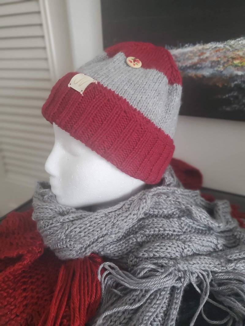 Damen Wintermütze. Rot Und Grau. Ich Habe Dies Mit Meinem Eigenen Design Hand Gestrickt Damen Wintermütze. Rot Und Grau. Ich Habe Dies Mit Meinem Eigenen Design Hand Gestrickt von JustAskJackie