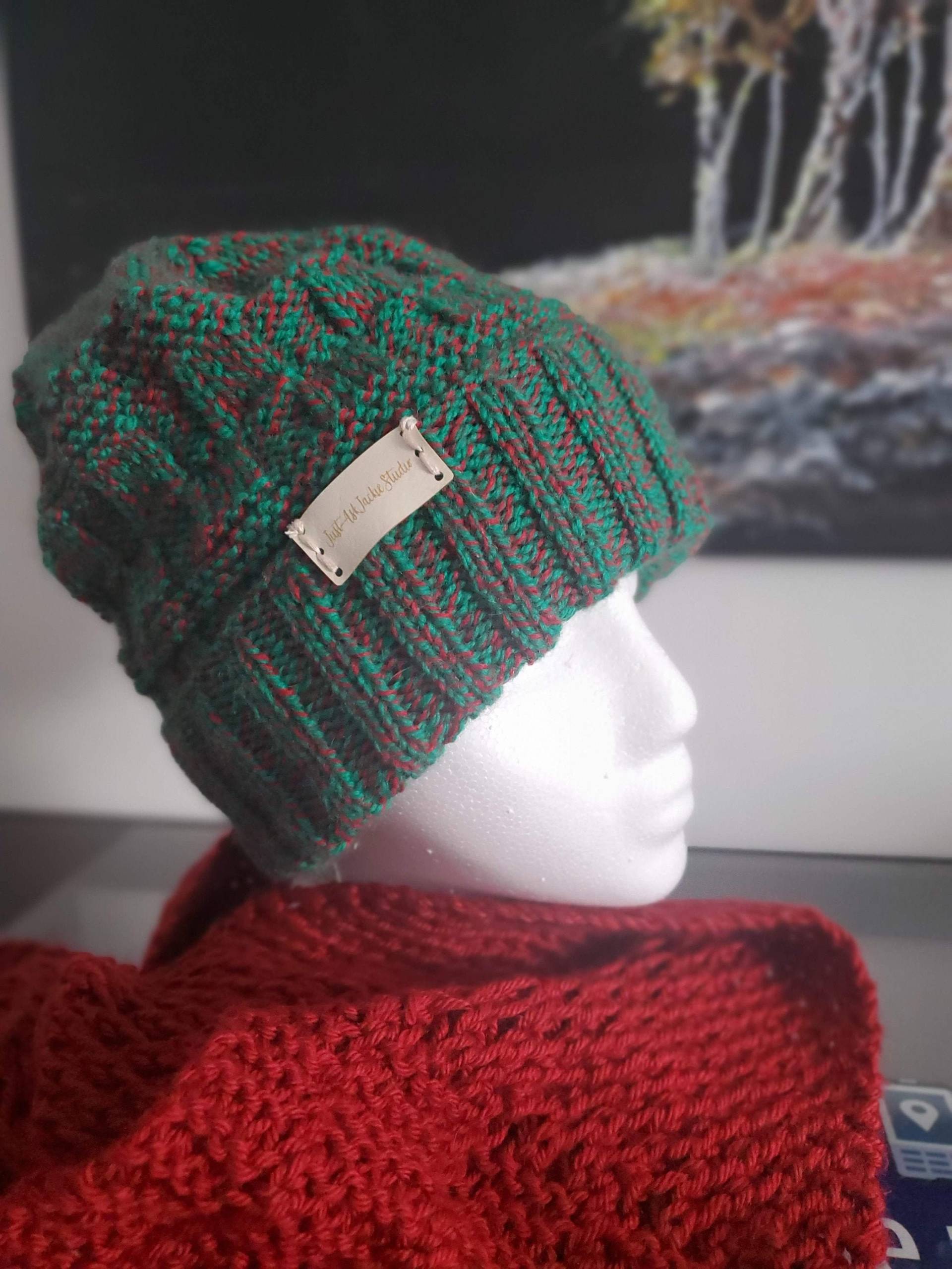 Damenmütze Hand Gestrickt Von Mir Mein Eigenes Design. Rot Und Grün Damenmütze Hand Gestrickt Von Mir Mein Eigenes Design. Rot Und Grün von JustAskJackie