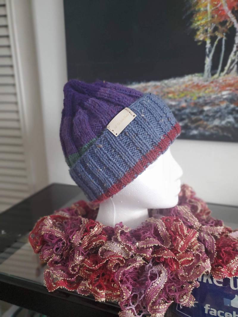 Frau Hand Gestrickte Mütze. Mehrfarbige Lila, Grün Blau Rot. Mein Eigenes Design Frau Hand Gestrickte Mütze. Mehrfarbige Lila, Grün Blau Rot. Mein Eigenes Design von JustAskJackie