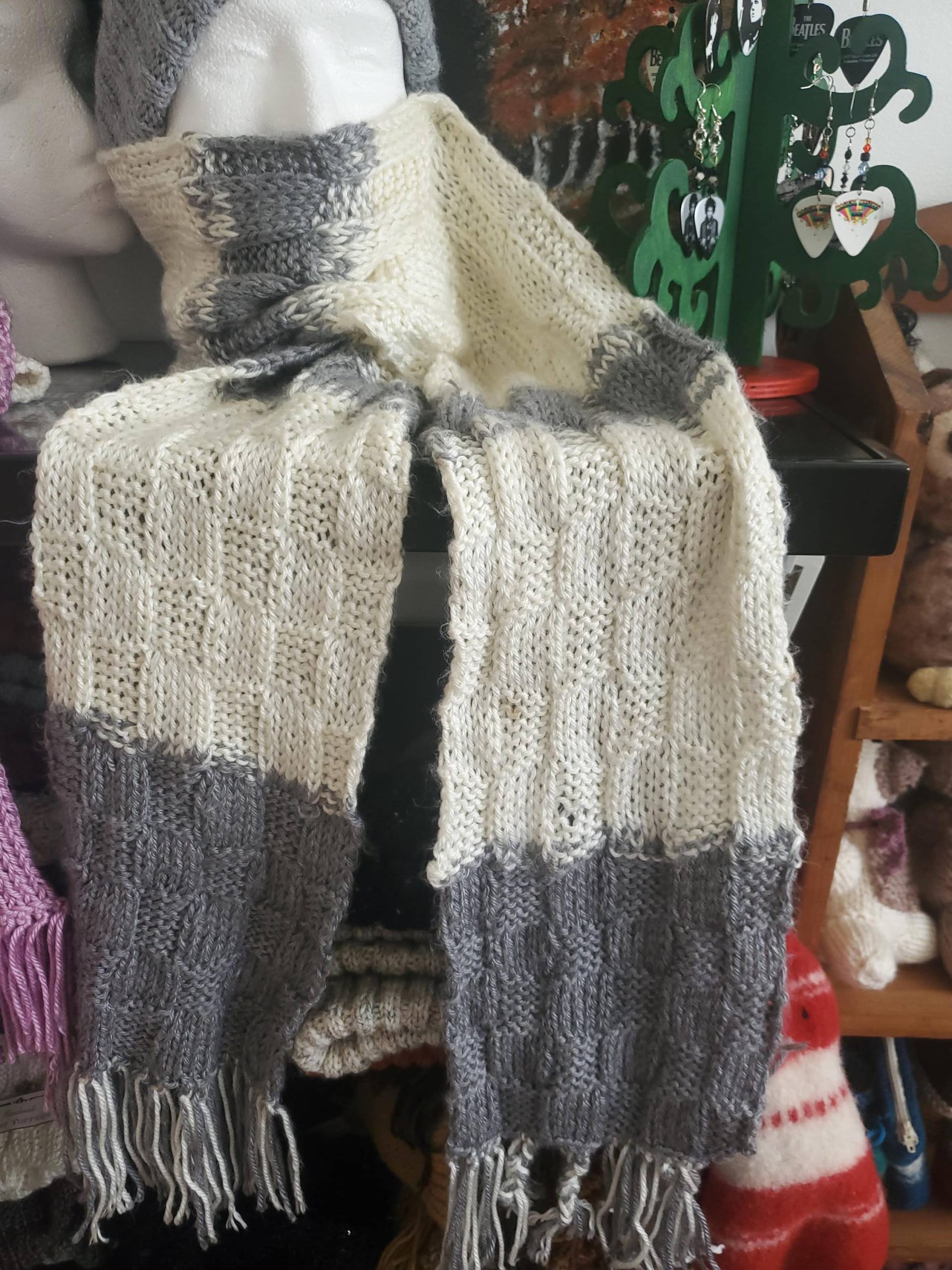 Handgestrickt Mein Eigenes Design. Warm Und Kuschelig Grau Weiß Handgestrickt Mein Eigenes Design. Warm Und Kuschelig Grau Weiß von JustAskJackie