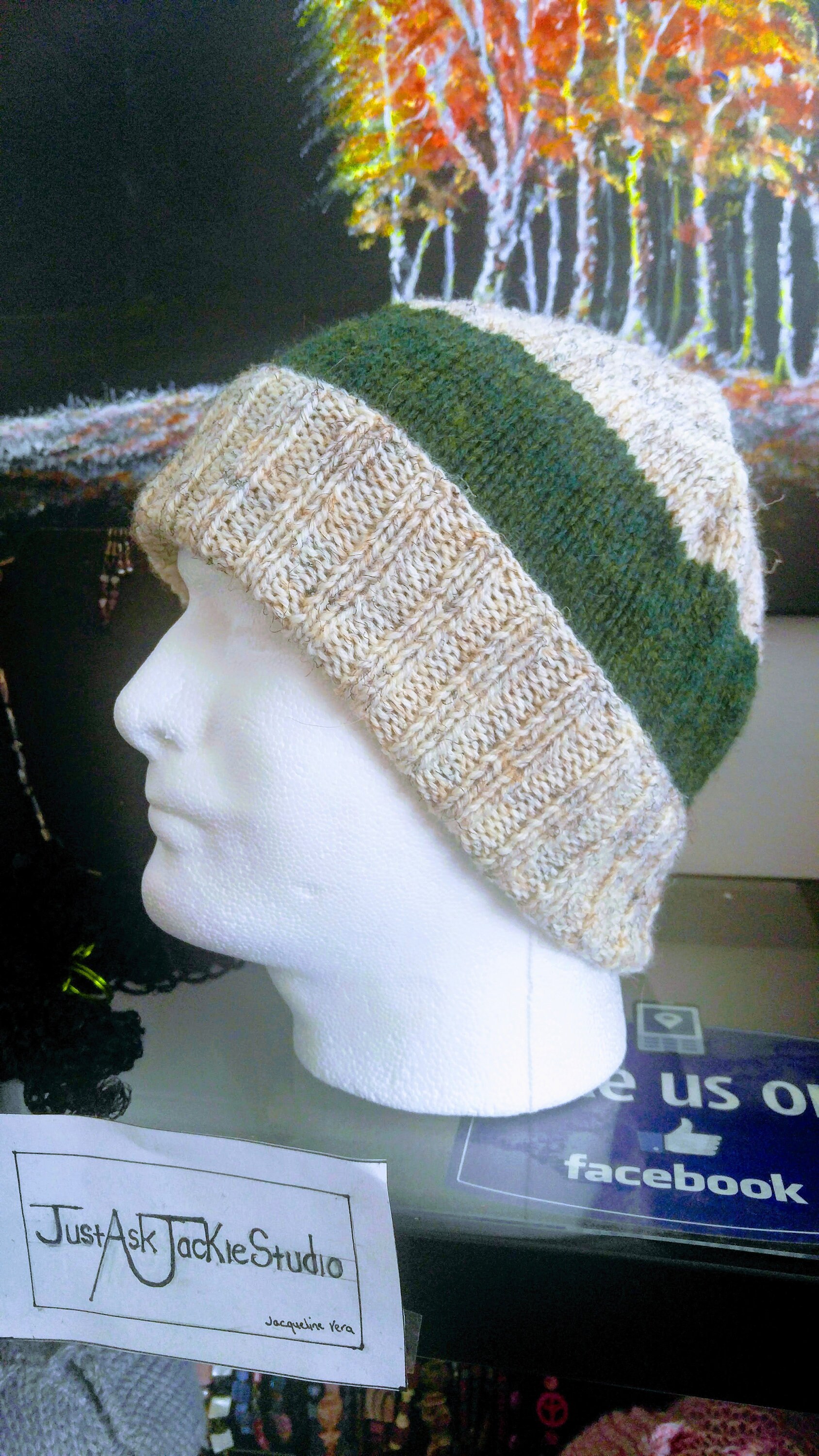 Herren Strickmütze. Bräunung Mit Grünem Streifen Herren Strickmütze. Bräunung Mit Grünem Streifen von JustAskJackie