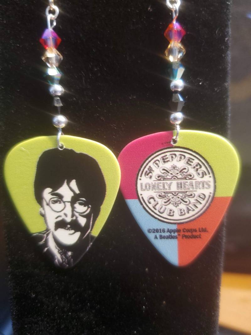 Repurposed The Beatles Sgt. Peppers Gitarren Pick Ohrringe von JustAskJackie