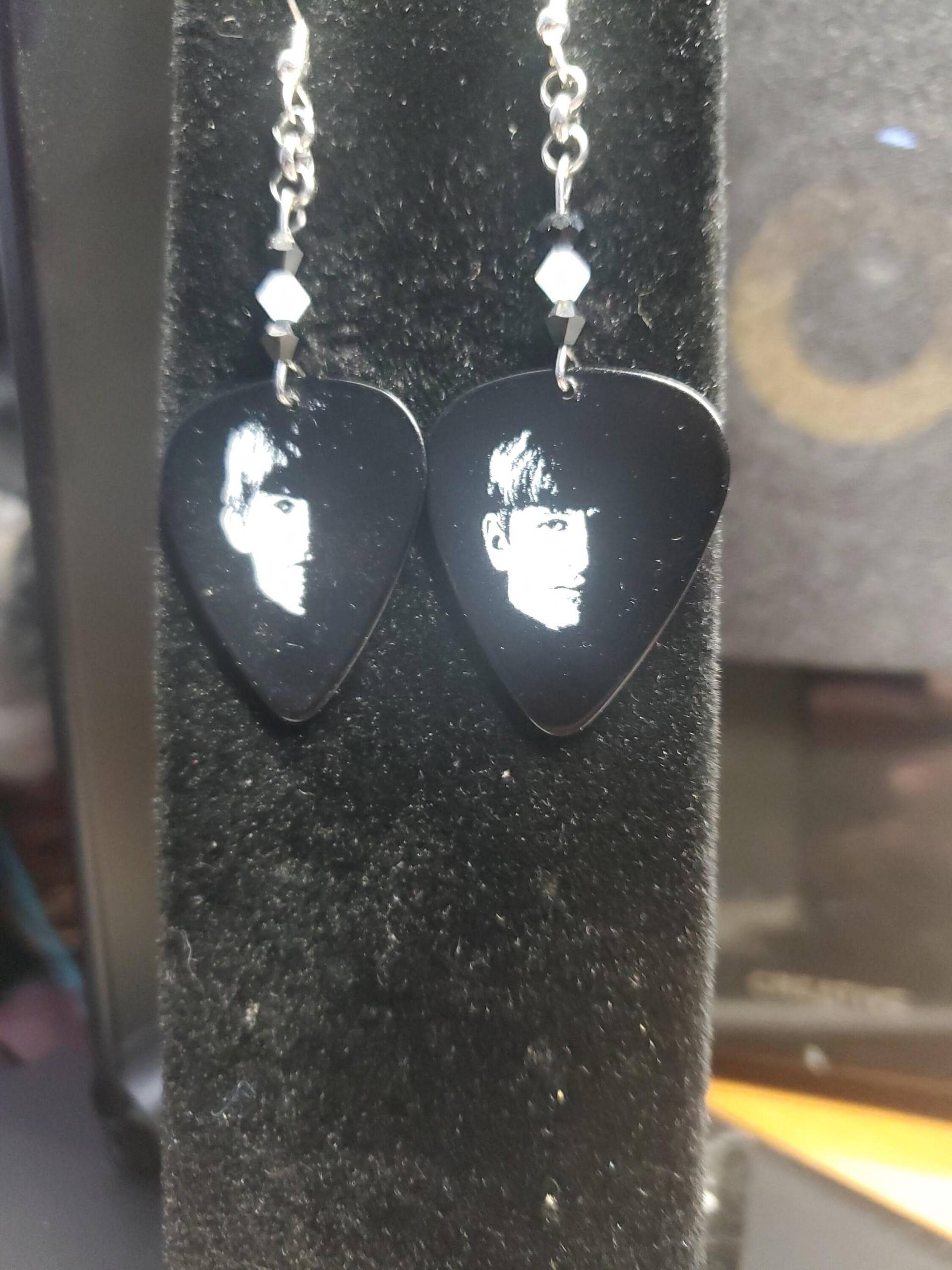 Umgenutzte Treff Die Beatles Plektrum Ohrringe. George Und Ringo Umgenutzte Treff Die Beatles Plektrum Ohrringe. George Und Ringo von JustAskJackie