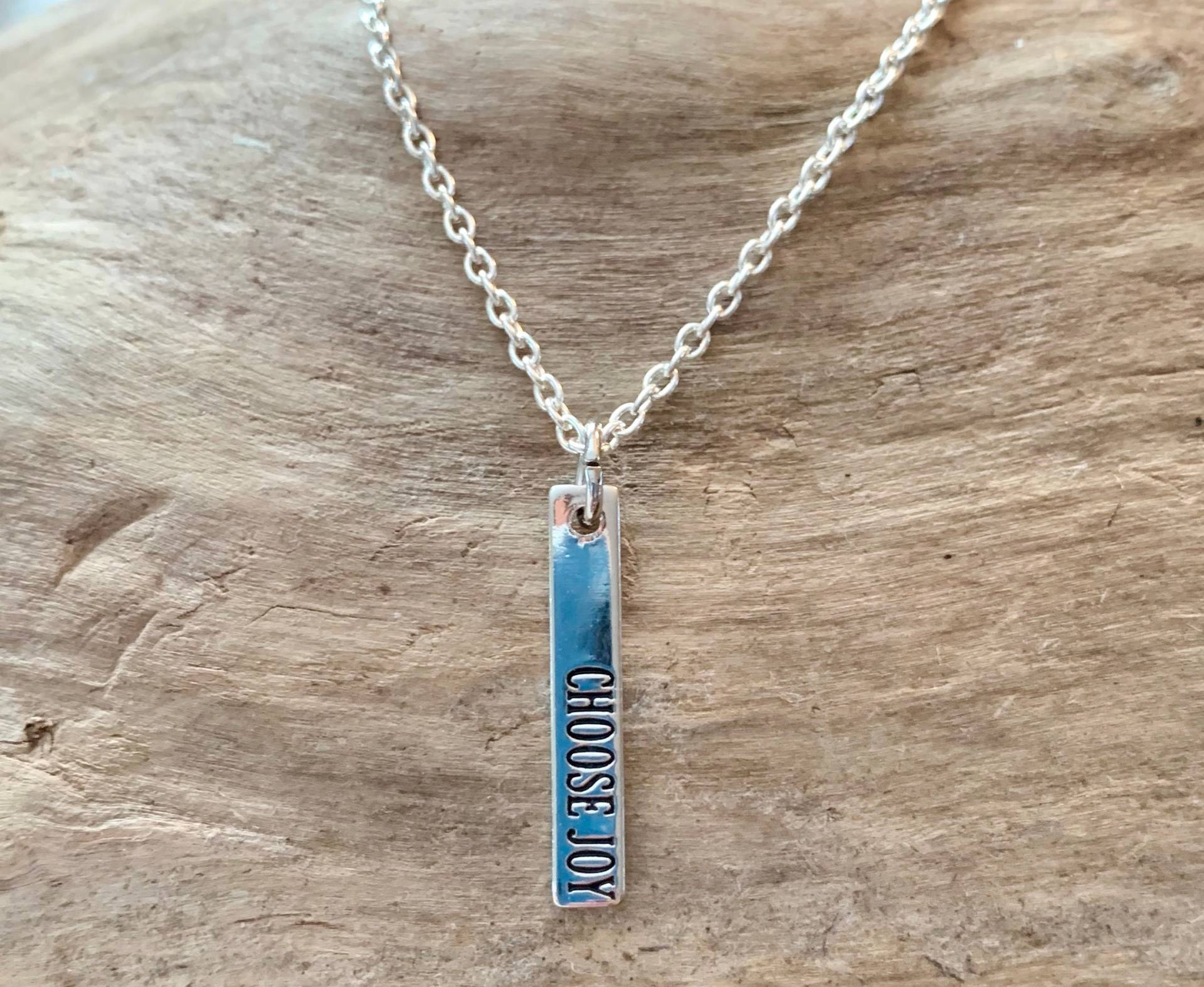 Wählen Sie Joy Silver Plated Charm Halskette Wählen Sie Joy Silver Plated Charm Halskette von JustBeachyJewelry