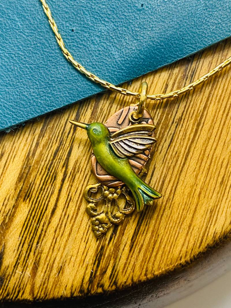 Antike Bronze Kolibri Anhänger Halskette Symbol Des Mutes von JustBeadItByDrue