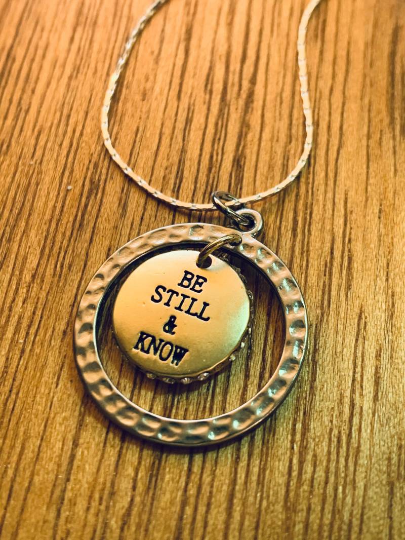 Be Still & Know - Inspiration Schmuck Anhänger Aus Gemischten Metallen Silberkette von JustBeadItByDrue