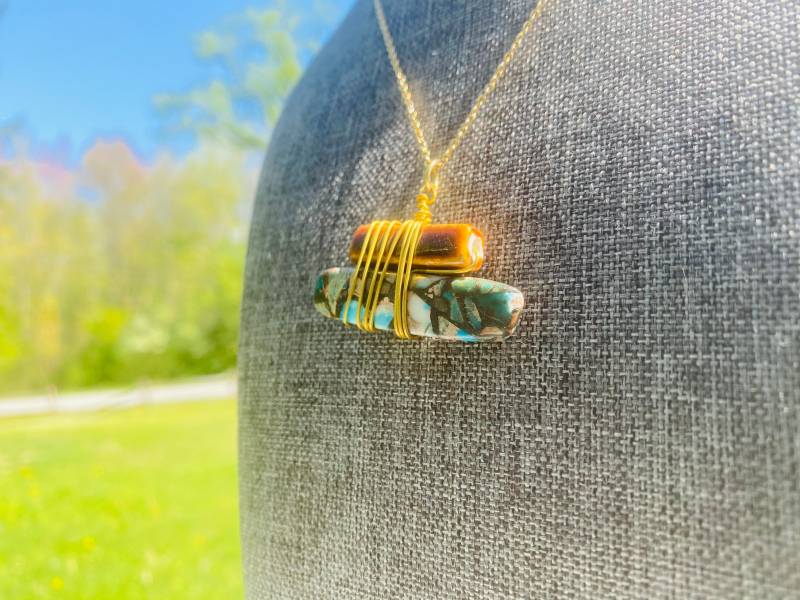 Blau Und Braun Draht Gewickelt Anhänger - Echte Stein Boho Chic Halskette von JustBeadItByDrue