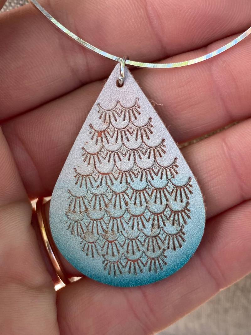 Blaue Meerjungfrau Skala Leder Teardrop Anhänger - Sterling Silber Halskette Justbeaditbydrue von JustBeadItByDrue
